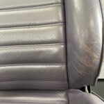 Cuir automobile abîmé avant réparation – GANHY Gembloux